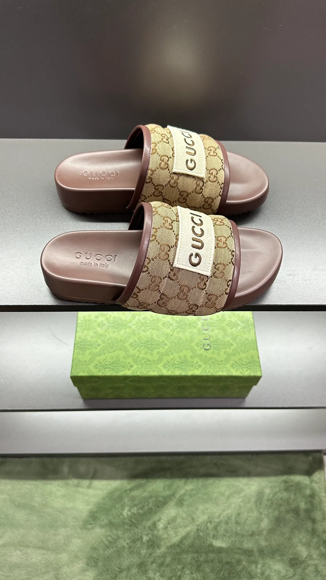 [G Family Couple Style] P: 300💰Female size 36~40 Men's size 39~45, (46. Custom-made Unisex GG slippers This slipper is made of GG polyester fiber and is decorated with a Gucci label on the front, adding a striking logo feel to the style. Beige GG recycled polyester fiber Unisex leather trim "Gucci Made in Italy" embroidered label Rubber sole Flat Made in Italy